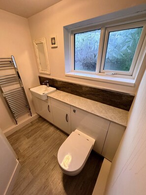 Shower, towels, soap, toilet paper - Cosy & Modern Self Contained Apartment. Central and no cleaning fee! (Odiham)