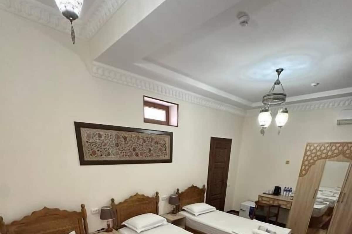 Standard-Dreibettzimmer, Blick auf den Innenhof | Kostenloses WLAN