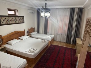 Habitación cuádruple Confort, vistas a la ciudad | Wifi gratis