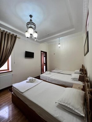 Standard-Dreibettzimmer, Blick auf den Innenhof | Kostenloses WLAN