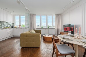 Iron/ironing board, cots/infant beds, travel cot, free WiFi - Premium Lumina apartment with parking (Warsaw)