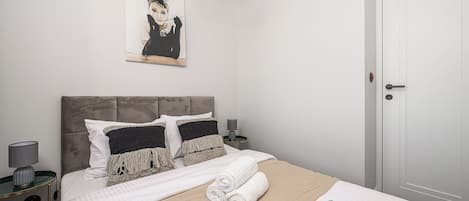 Comfort appartement, balkon, uitzicht op binnenplaats | Verduisterende gordijnen, een strijkplank/strijkijzer, babybedden