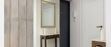 Tabla de planchar con plancha, cunas, cuna de viaje y wifi gratis