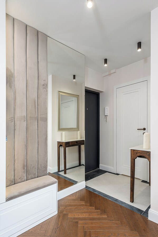 Iron/ironing board, cots/infant beds, travel cot, free WiFi - Premium Lumina apartment with parking (Warsaw)