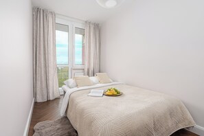 Iron/ironing board, cots/infant beds, travel cot, free WiFi - Premium Lumina apartment with parking (Warsaw)