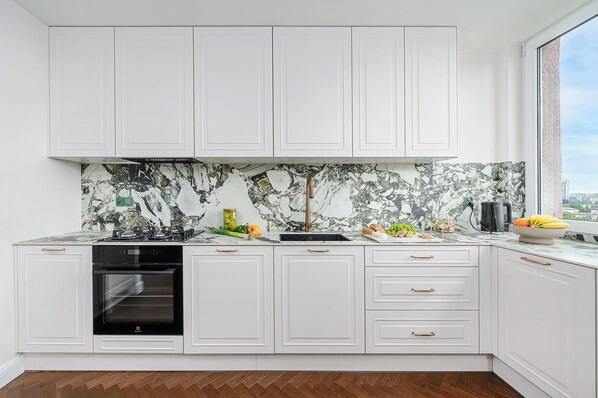 Comfort Apartment, Balcony, Courtyard View | Private kitchen | Electric kettle