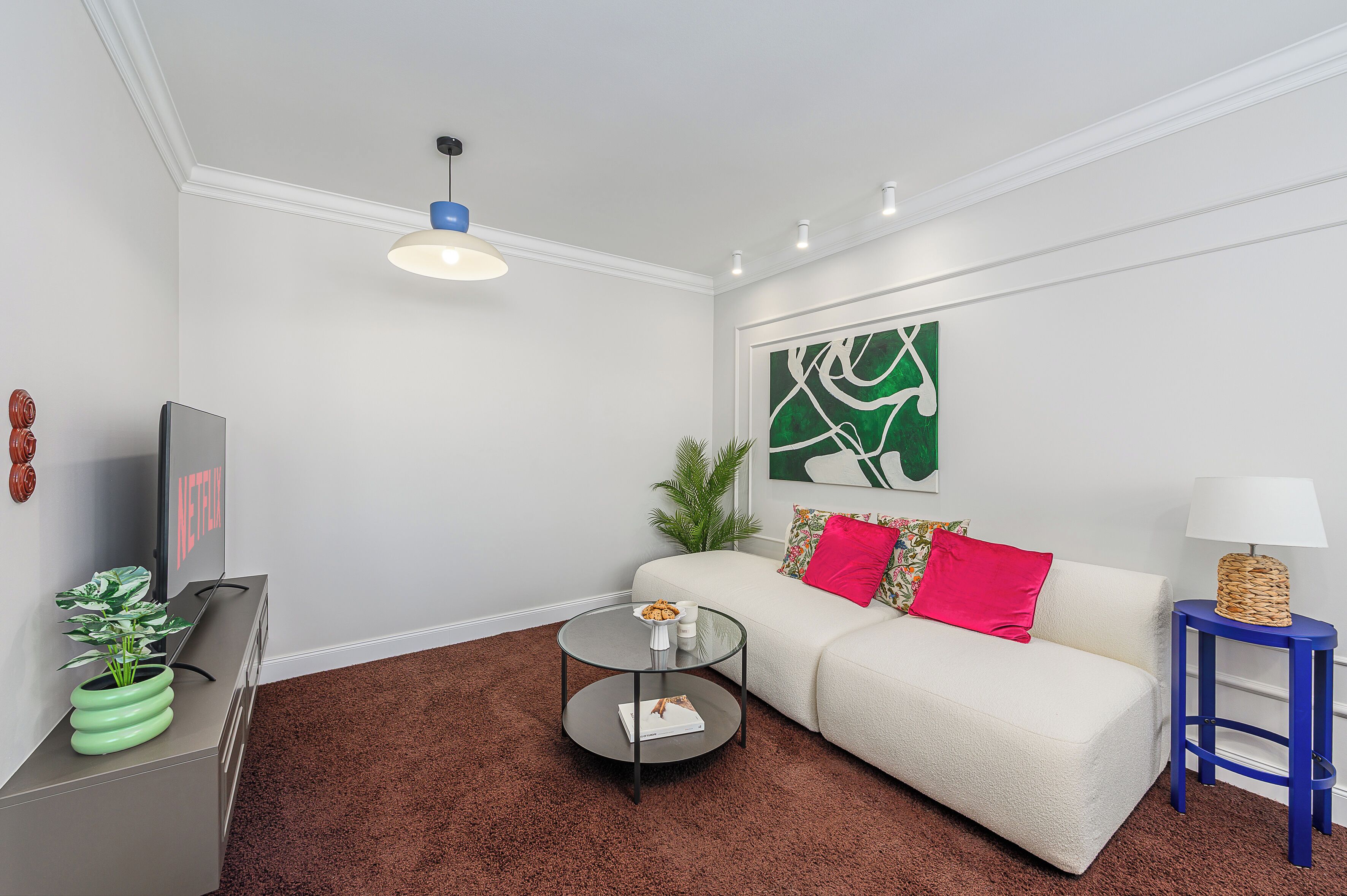 ستائر تعتيم وتجهيزات عازلة للصوت ومكواة/لوح كي وأسرّة أطفال/رضّع