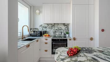 Comfort Apartment, Balcony, Courtyard View | Private kitchen | Fridge, oven, stovetop, dishwasher