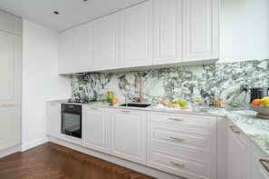 Appartement Confort, balcon, vue cour intérieure | Cuisine privée | Bouilloire électrique