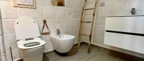 ヘアドライヤー、タオル、石鹸、トイレットペーパー