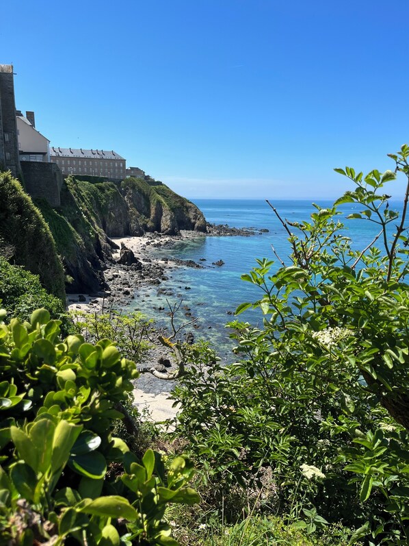 ビーチの近く、サンラウンジャー