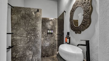 Camera Deluxe, 1 letto queen | Bagno | Doccia, asciugacapelli, asciugamani, sapone