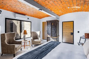 Deluxe Δωμάτιο, 1 King Κρεβάτι | Χρηματοκιβώτιο στο δωμάτιο, κουρτίνες συσκότισης, ηχομόνωση 