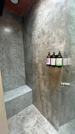 Habitación básica, 2 camas individuales | Baño | Ducha, secador de pelo, toallas y jabón