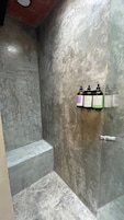 Ducha, secador de pelo, toallas, jabón