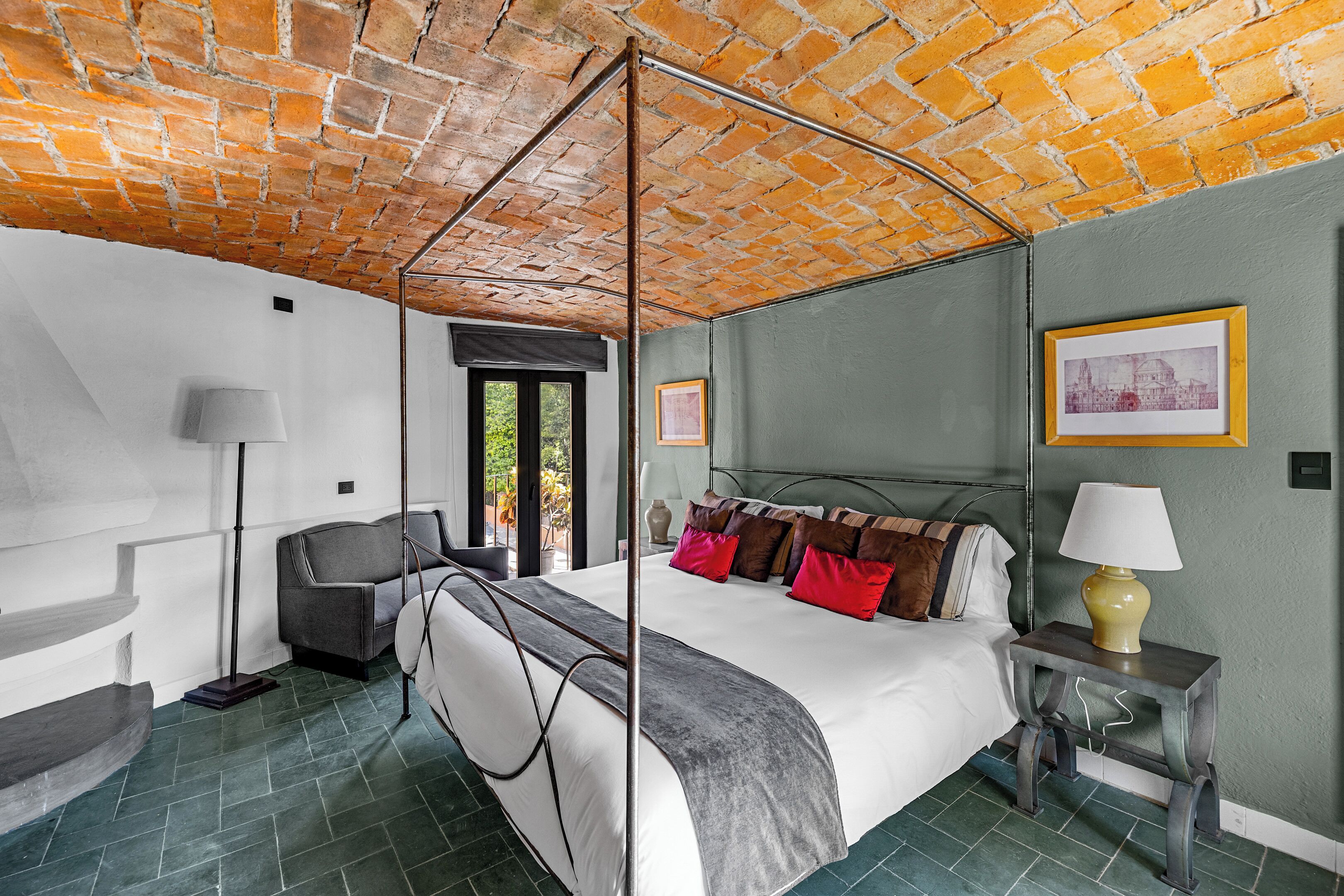 Junior Room, 1 King Bed | In-room safe, blackout drapes, soundproofing, iron/ironing board