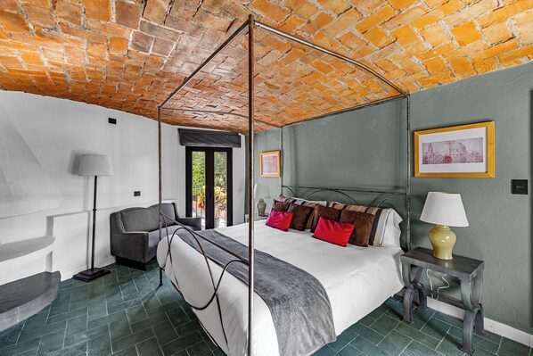 Junior Room, 1 King Bed