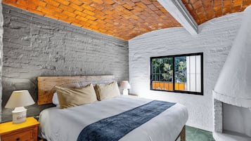 Deluxe Room, 1 King Bed | In-room safe, blackout drapes, soundproofing, iron/ironing board