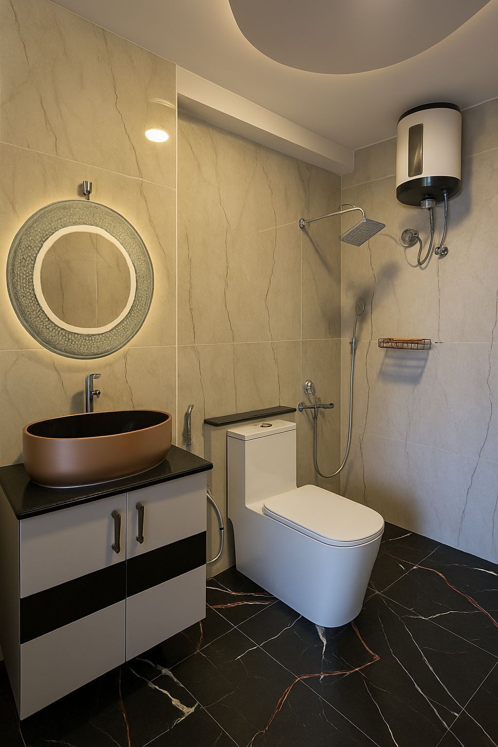 Un baño moderno con un espejo redondo, un lavabo sobre encimera, inodoro y ducha con cabezal de ducha manual.