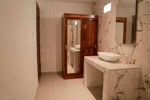 Doppelzimmer, Poolblick | Badezimmer