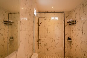 Quarto casal, vista para a piscina | Banheiro | Chuveiro, toalhas de banho, sabonete, shampoo