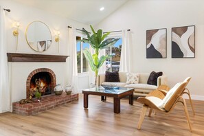 Una televisión, una chimenea