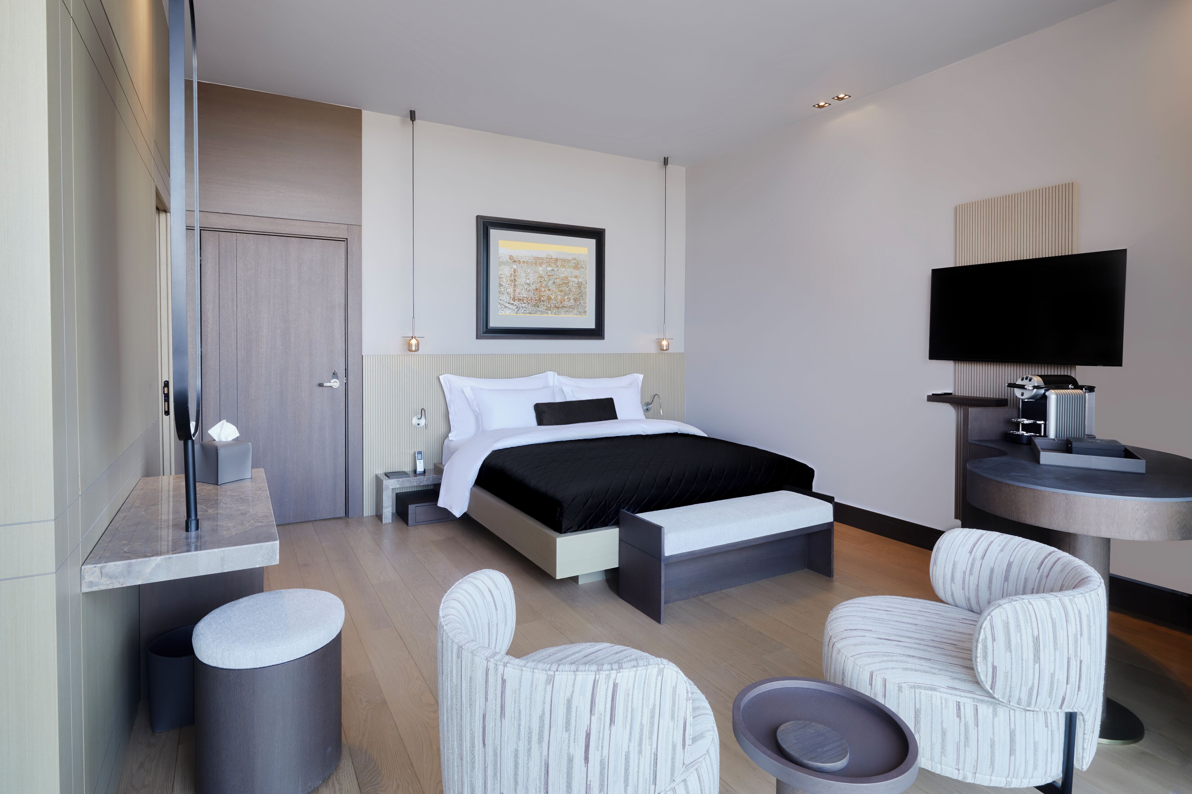 商务双人房 | 客房内保险箱、笔记本电脑工作区、遮光窗帘、隔音