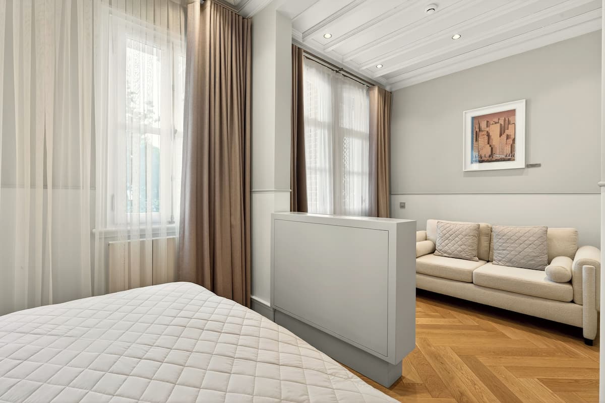 Premium Room, 1 King Bed, Balcony, City View | Egyptian cotton sheets, premium bedding, minibar, in-room safe