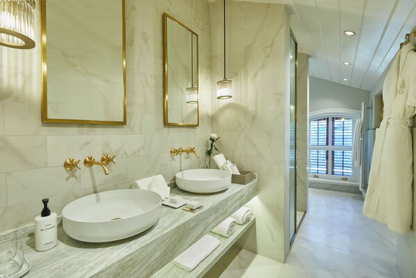 Exclusive-værelse - balkon - havudsigt | Badeværelse | Bruser, hårtørrer, hjemmesko, håndklæder