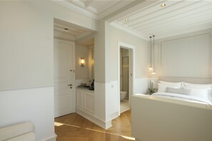 Deluxe-Doppelzimmer, Balkon, Gartenblick | Zimmersafe, laptopgeeigneter Arbeitsplatz, Verdunkelungsvorhänge