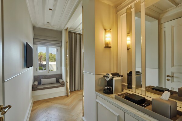 Comfort tweepersoonskamer, uitzicht op tuin | Een kluis op de kamer, een laptopwerkplek, verduisterende gordijnen