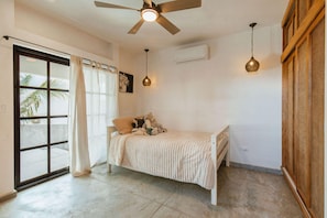 4 bedrooms, in-room safe, desk, iron/ironing board