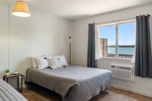 6 bedrooms, iron/ironing board, WiFi, bed sheets