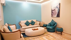 In-room safe, blackout curtains, soundproofing, iron/ironing board - Golden Night Hotel (Nejran)