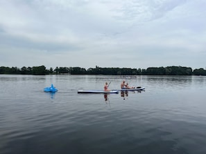 A calm lake with boats and a distant shoreline. - Holiday Home 'Seeadler Am Dümmer' with Lake View, Private Terrace and Wi-Fi (Dümmer)
