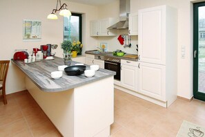 Kylskåp, ugn, spishäll och diskmaskin