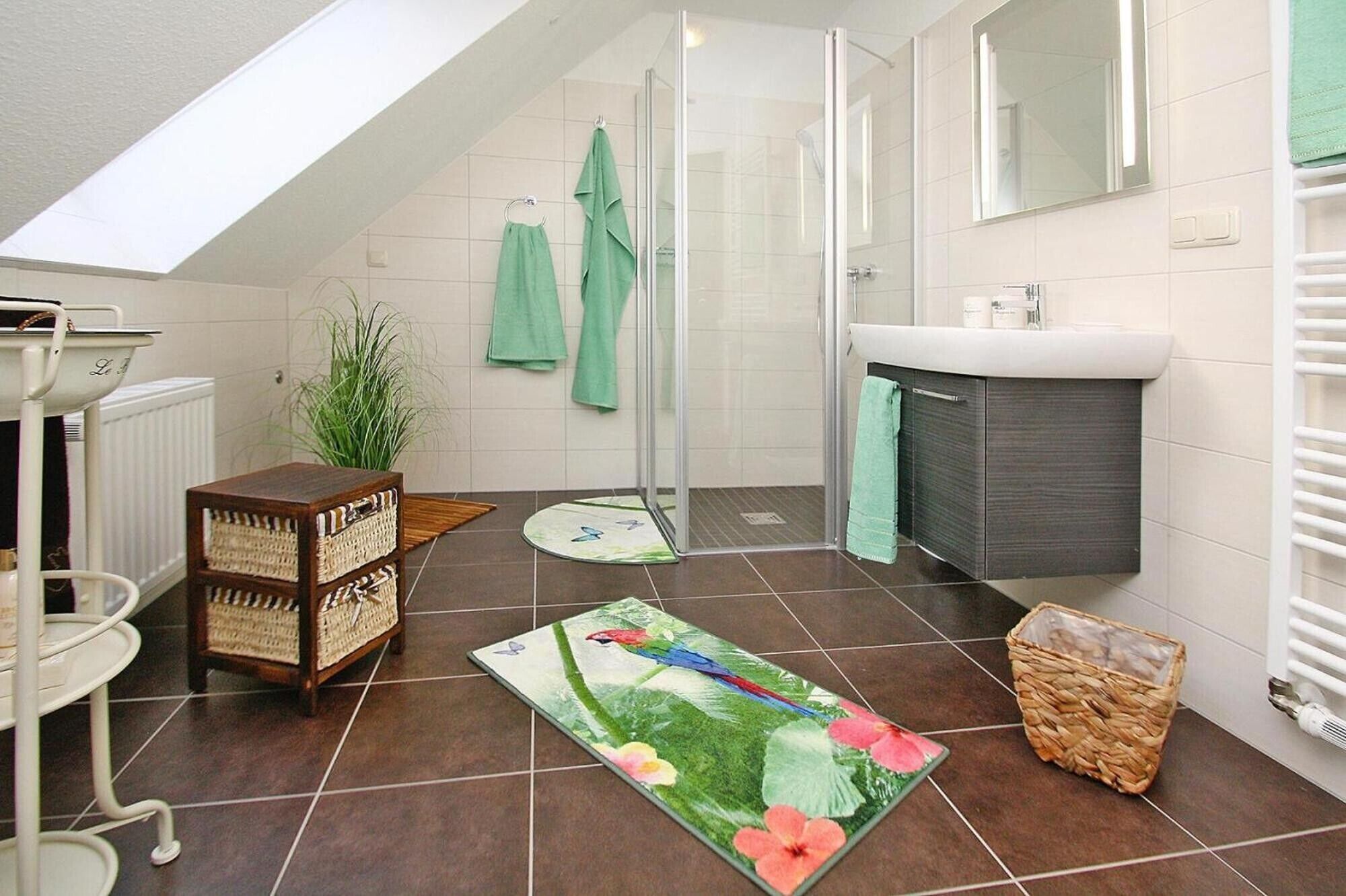 Shower, free toiletries, towels