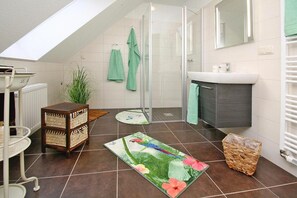 Douche, articles de toilette (gratuits), serviettes fournies