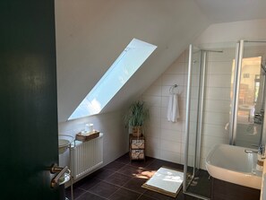 Shower, free toiletries, towels