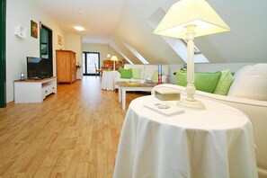 TV - Holiday Home 'Seeadler Am Dümmer' with Lake View, Private Terrace and Wi-Fi (Dümmer)
