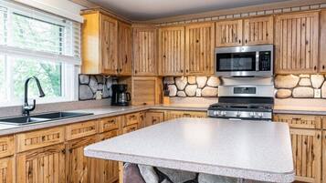 Fridge, microwave, oven, coffee/tea maker