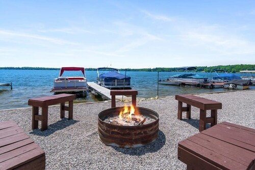 Group Getaway - 5 Separate Rooms Together by Fife Lake