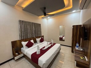 Deluxe Double Room | Laptop workspace, free WiFi