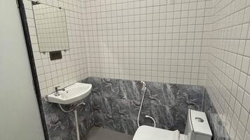 Habitación doble Deluxe | Baño | Toallas, jabón, shampoo, papel de baño