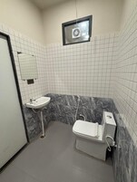 Deluxe Double Room | Bathroom | Towels, soap, shampoo, toilet paper