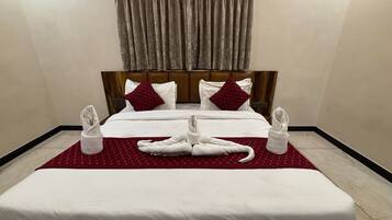 Deluxe Double Room | Laptop workspace, free WiFi
