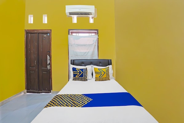 Basic Double Room | Bed sheets - SPOT ON 92475 Rc Homestay Syariah (Banyuwangi)