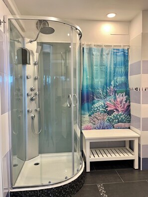 Kostenlose Toilettenartikel, Haartrockner, Bidet, HandtĂŒcher