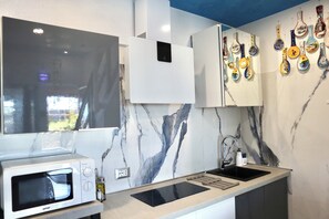Réfrigérateur, micro-ondes, plaque de cuisson, cafetière/bouilloire