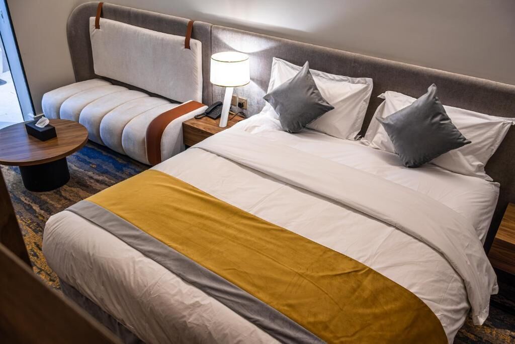 Suite – junior | Safe på rommet, blendingsgardiner og strykejern/-brett